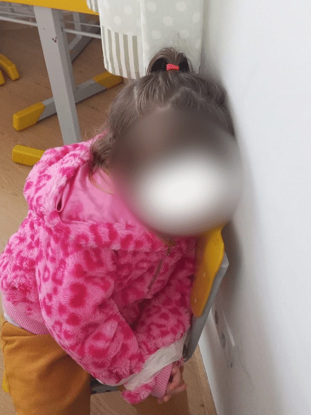 Menina de 3 anos aparece amarrada enquanto dorme em uma cadeira na escola Menina de 3 anos aparece amarrada enquanto dorme em uma cadeira na escola