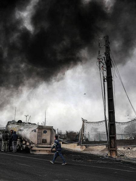 Veículos destruídos e fumaça escura após ataque aéreo atingir refinaria de petróleo em Teerã