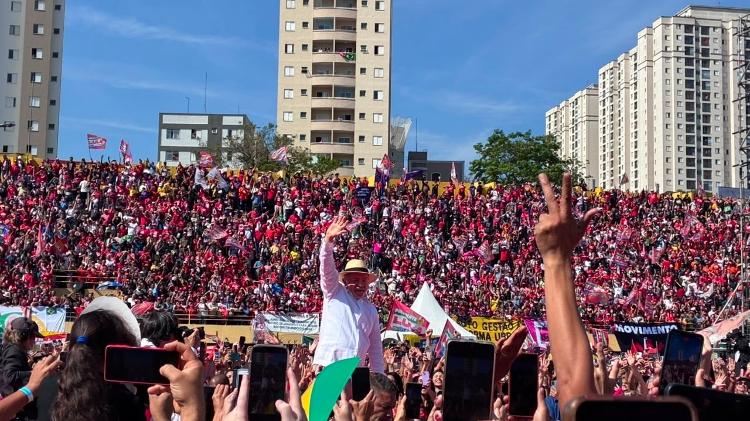 Lula no meio do público durante evento de lançamento de campanha no domingo passado, em São Bernardo