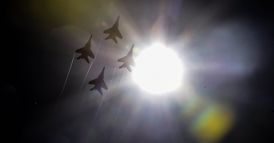 21.ago.2015 - Grupo de acrobacia aérea Strizhi Swifts ensaiam manobras em Zhukovsky, na Rússia