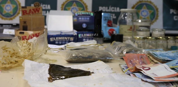 Além da droga encontrada na casa do suspeito, a polícia apreendeu mais de R$ 20 mil, objetos e documentos - Fabiano Rocha/Agência O Globo