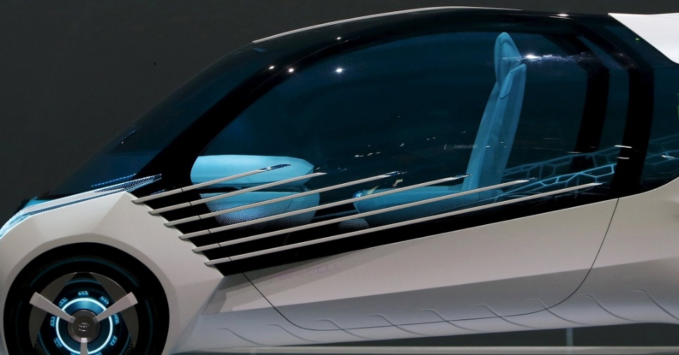 28.out.2015 - Detalhe de carro elétrico conceito apresentado no Salão do automóvel de Tóquio, no Japão