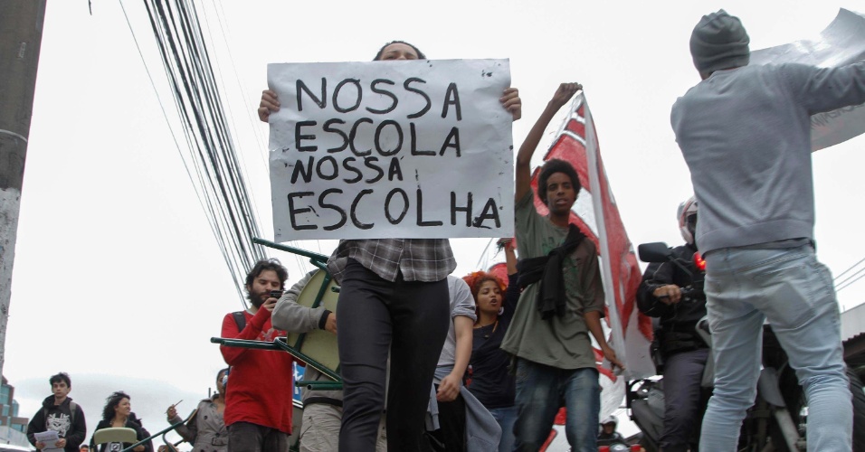 1.dez.2015 - Estudantes bloquearam na manhã desta terça-feira a ponte João Dias, na zona sul de São Paulo, em protesto contra a reorganização da rede estadual