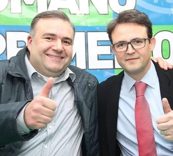 3.ago.2016 - O deputado estadual Ney Leprevost (à dir.) é indicado à Prefeitura de Curitiba pelo PSD durante convenção do partido na capital. O candidato a vice-prefeito escolhido pelo partido foi João Guilherme (à esq.)