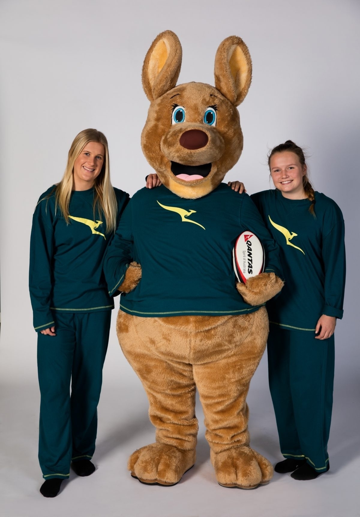 A Qantas Airways, da Austrália, oferecerá pijamas com temática olímpica em algumas rotas internacionais até 18 de setembro em homenagem aos atletas do país; na foto estão as jogadoras de rúgbi Shenae Ciesiolka (à esq.) e Laura Waldie - Divulgação