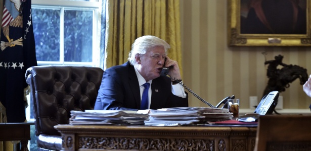 28.jan.2017 - O presidente dos EUA Donald Trump fala ao telefone com o presidente russo Vladimir Putin, na Casa Branca - Mandel Ngan/ AFP