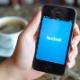 iPhone exibe app do Facebook abrindo; logo Facebook, smartphone - iStock