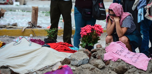 24.set.2017 - Pessoas participam de uma homenagem às costureiras que morreram no terremoto, na Cidade do México - Ronaldo Schemidt/AFP