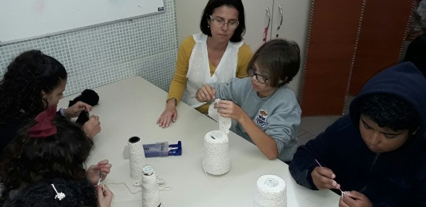Professora Fátima Demartino leciona aulas de crochê em escola de Itajaí (SC) - Divulgação Cedin/Itajaí