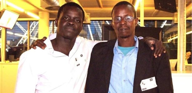 Ayik Chut (à esquerda) foi torturado quando tinha 13 anos por Anyang Reng (direita), durante a guerra civil do Sudão. Hoje são amigos e moram na Austrália - Temucin Mustafa