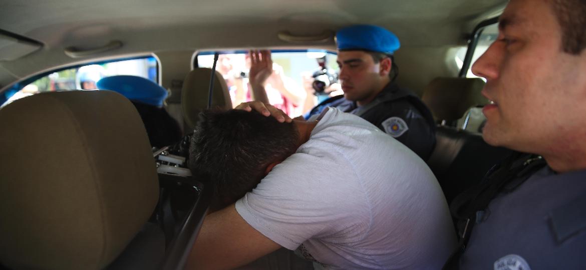 PM suspeito de crime é levado por homens da Corregedoria ao presídio militar Romão Gomes - Zanone Fraissat/Folhapress
