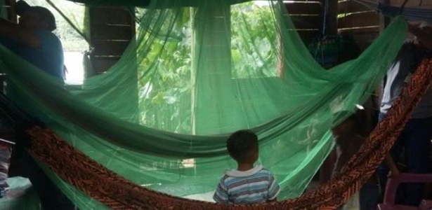 Casas ribeirinhas na Amazônia, feitas de madeira, têm muitas frestas para entrada do mosquito. Mosquiteiros ajudam a evitar picadas durante a noite. - Divulgação/Secretaria de Saúde no Acre