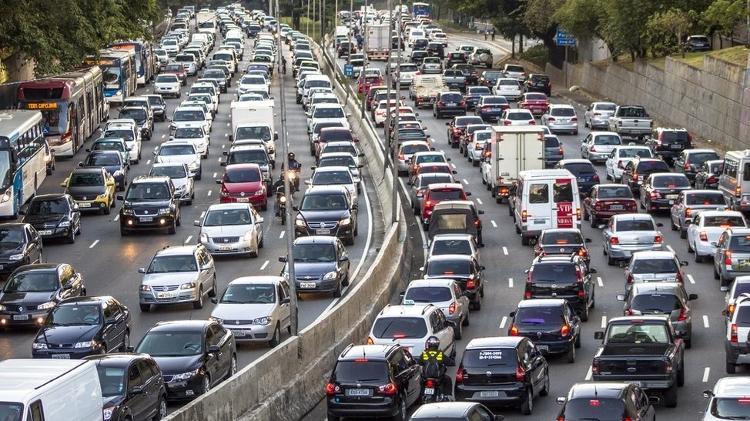 Vias congestionadas em São Paulo. Apesar do rodízio de veículos, a fila de carros é vista em toda a cidade diariamente, agravando a poluição e a qualidade do ar