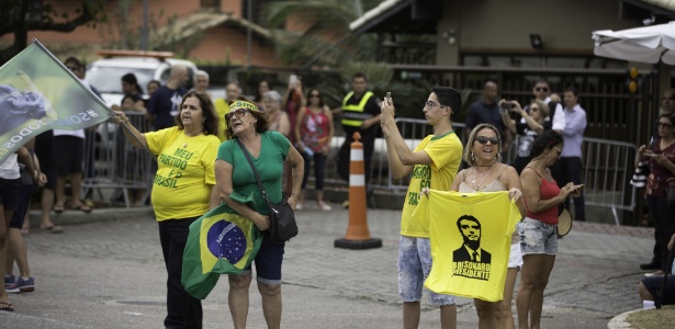 Apoiadores em frente ao condomínio de Bolsonaro neste sábado (27), no Rio