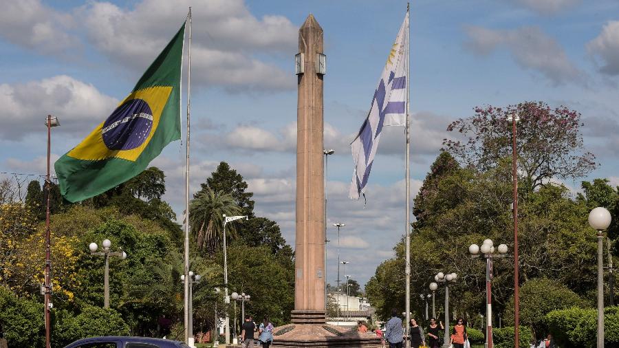 Obelisco marca a fronteira entre Livramento, no Brasil, e Rivera, Uruguai - MIGUEL ROJO/AFP
