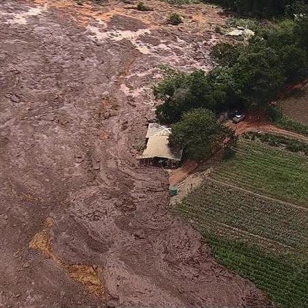 25.jan.2019 - Imagem aérea do dia em que a barragem rompeu e a lama que se espalhou pela região de Brumadinho (MG) 