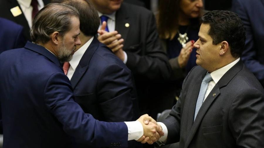 Os presidentes do STF, ministro Dias Toffoli, e do Congresso, senador Davi Alcolumbre (DEM-AP), se cumprimentam - Pedro Ladeira - 4.fev.2019/Folhapress
