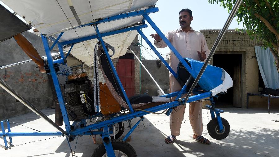 Muhammad Fayyaz mostra o avião que construiu de forma artesanal em Tabur, no Paquistão - Arif Ali/AFP