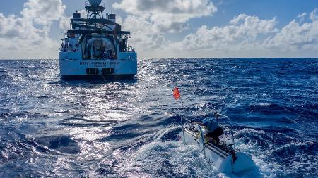 Explorador encontra plástico no local mais profundo dos oceanos