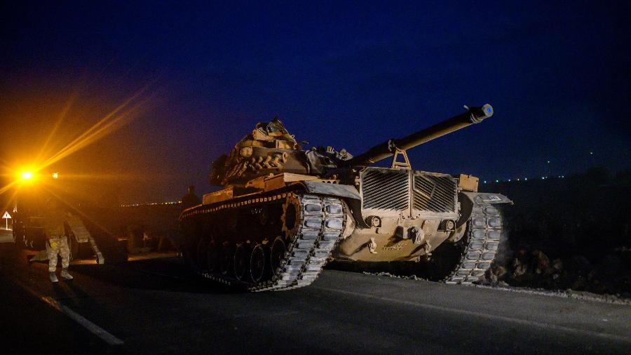 9 out 2019 (Bulent Kilic/AFP) - Tanques de guerra turcos circulam na fronteira com a Síria - Bulent Kilic/AFP