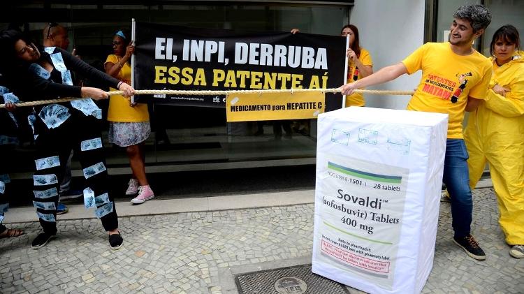 21ago2018---ativistas-protestam-em-frente-a-sede-do-inpi-contra-a-patente-do-sofosbuvir-1573160245934_v2_750x421.jpg?profile=RESIZE_710x