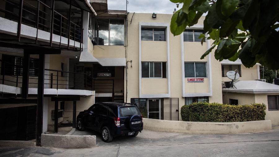 25.nov.2019 - Hospital para onde o casal foi levado após ser baleado em Porto Príncipe - Valerie Baeriswyl/AFP