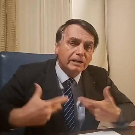 Bolsonaro testa a sorte e faz aposta na Mega da Virada em lotérica