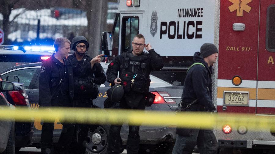 Policias de Milwaukee atendem a incidente na sede da cervejaria Molson Coors, palco de um ataque a tiros - Mark Hoffman/Milwaukee Journal Sentinel/USA Today Network via Reuters