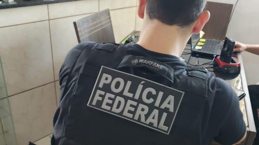 Policial federal cumpre mandado de busca e apreensão na operação Pedomom - Divulgação/PF