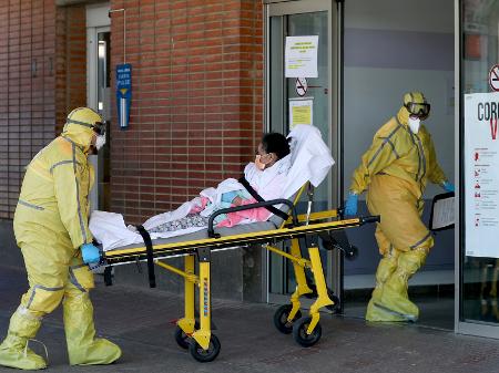 Profissionais de saúde transferem paciente de ambulância para hospital em Leganés, na Espanha - SUSANA VERA