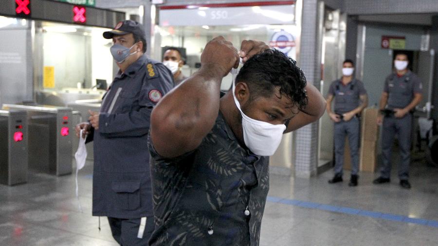 Homem amarra máscara que ganhou dos Bombeiros no metrô de Salvador - Fernando Vivas/GOVBA