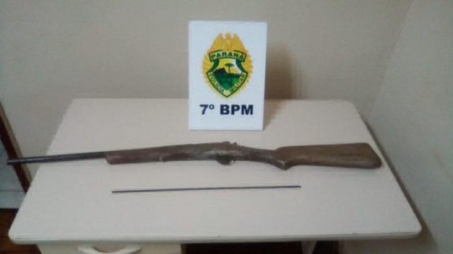 Arma artesanal apreendida por PMs em Mariluz (PR) - Divulgação/PM