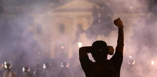 31.mai.2020 - Manifestante protesta em frente à Casa Branca