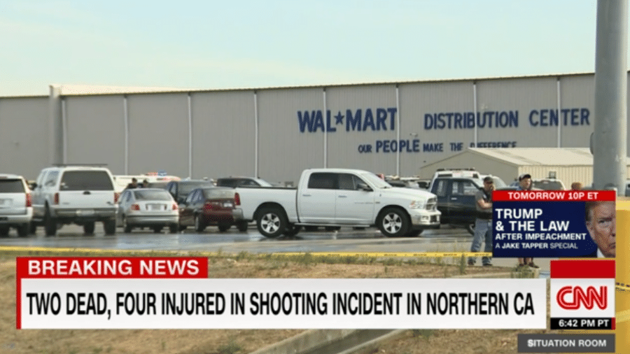 O tiroteio começou depois que um homem apontado como o atirador entrou no estacionamento e bateu seu carro contra o prédio - Reprodução/CNN