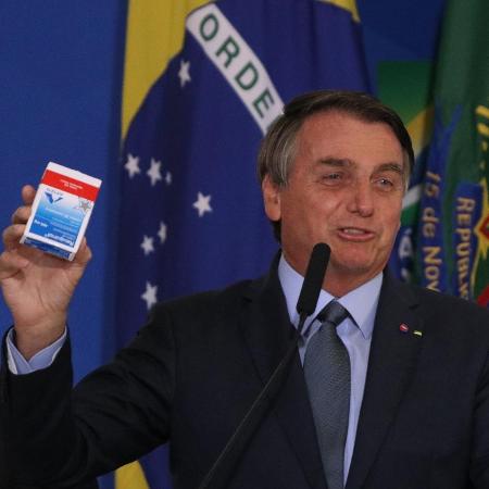 O presidente Jair Bolsonaro com caixa de cloroquina durante Cerimônia de Posse de Eduardo Pazuello, Ministro da Saúde - Frederico Brasil/Futura Press/Estadão Conteúdo