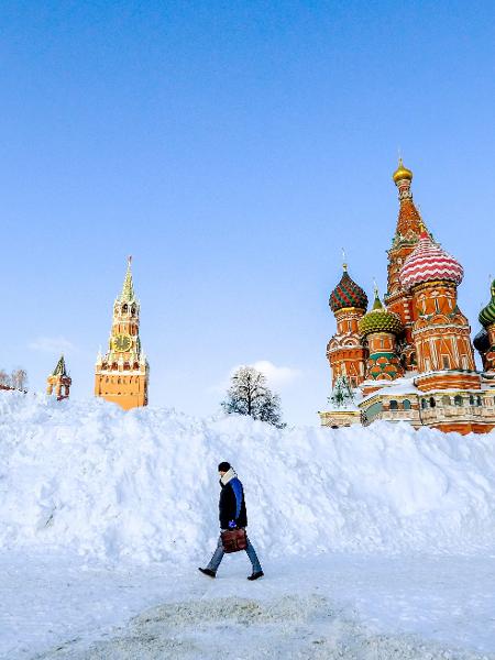 18.fev.2021 - Homem passa por enorme pilha de neve na Praça Vermelha, em Moscou, na Rússia, após uma série de fortes nevascas - Yuri Kadobnov/AFP