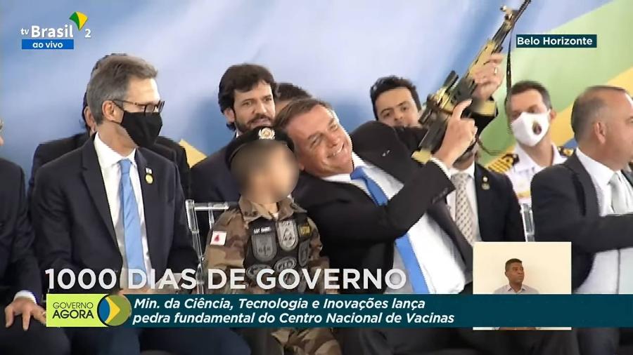 Bolsonaro empunha fuzil de brinquedo ao lado de criança em cerimônia em Belo Horizonte - Reprodução