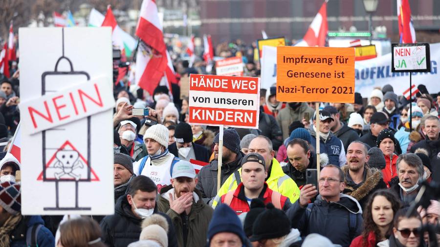 Manifestantes contrários à vacinação contra covid-19 protestam em Viena, na Áustria - 8.jan.2022 - Florian Wieser/AFP
