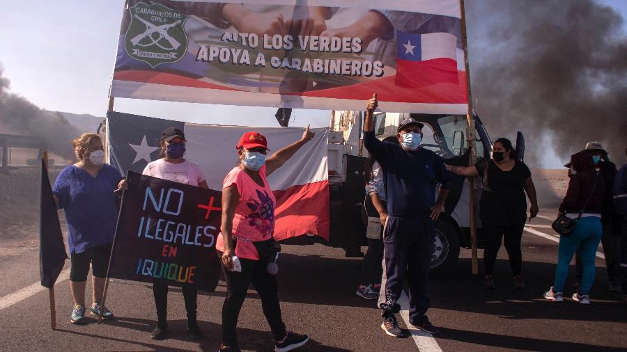 31.jan.22 - Manifestantes bloqueiam uma via de acesso a Iquique, no Chile, durante uma greve regional convocada por diferentes organizações contra a imigração ilegal; a cidade de Iquique fica no norte do Chile e perto da fronteira com a Bolívia - DIEGO REYES/AFP