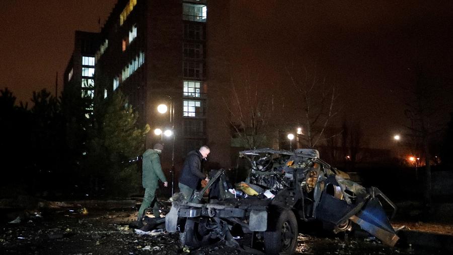Carro que explodiu perto de prédio do governo em Donetsk, cidade controlada por separatistas na Ucrânia - Alexander Ermochenko/Reuters