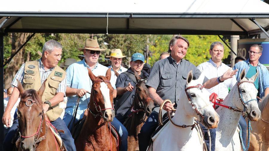 25.abr.2022 - Bolsonaro, Tarcísio e Braga Netto participaram de uma cavalgada nos arredores do evento - Isac Nóbrega/PR