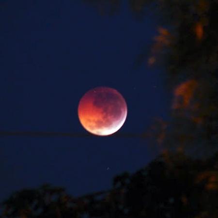 Lua Cheia avermelhada na totalidade do eclipse lunar na madrugada de 21/12/2010 - Dulcidio Braz Jr/Física na Veia