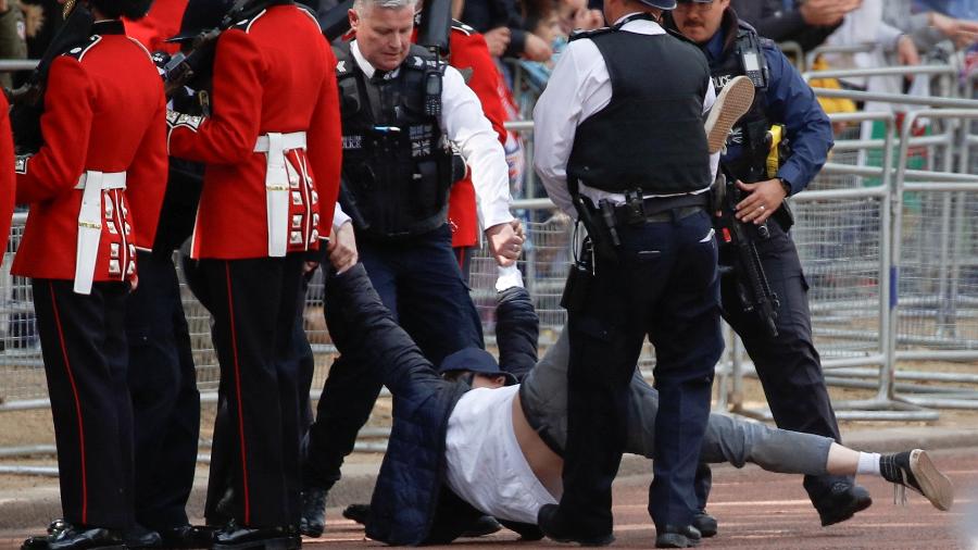 Policiais detêm manifestante que tentou atrapalhar cerimônia Jubileu de Platina da Rainha Elizabeth - REUTERS/Peter Nicholls