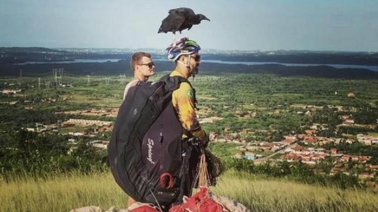 Mendes taught Urú to fly, taking him to higher and higher heights - PERSONAL ARCHIVE/ISRAEL MENDES - PERSONAL ARCHIVE/ISRAEL MENDES