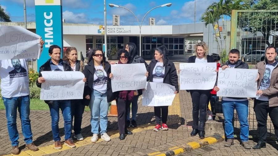 Amigos e parentes de Marcelo Arruda, morto a tiros pelo bolsonarista Jorge Guaranho, fizeram um protesto em frente ao hospital onde o atirador teve alta em Foz do Iguaçu (PR) - Arquivo pessoal