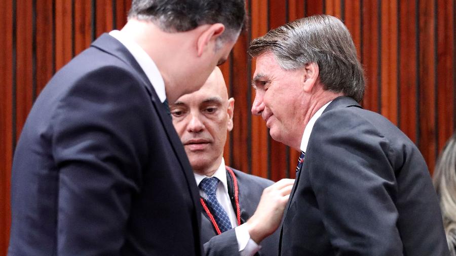 16.ago.22 - Alexandre de Moraes, presidente do TSE, e Jair Bolsonaro, na posse do minisro na Corte Eleitoral - Antonio Augusto/TSE/AFP