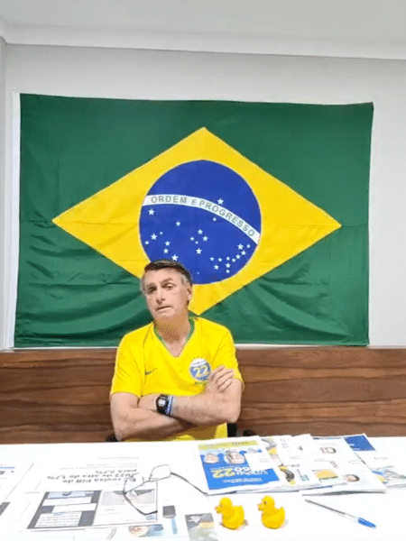 O presidente Jair Bolsonaro (PL), candidato à reeleição, faz live horas antes de debate na Globo - Reprodução/YouTube