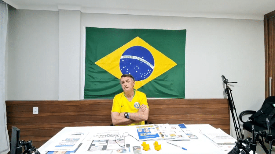 29.set.22 - O presidente Jair Bolsonaro (PL) em live horas antes do debate presidencial na Globo - Reprodução/YouTube