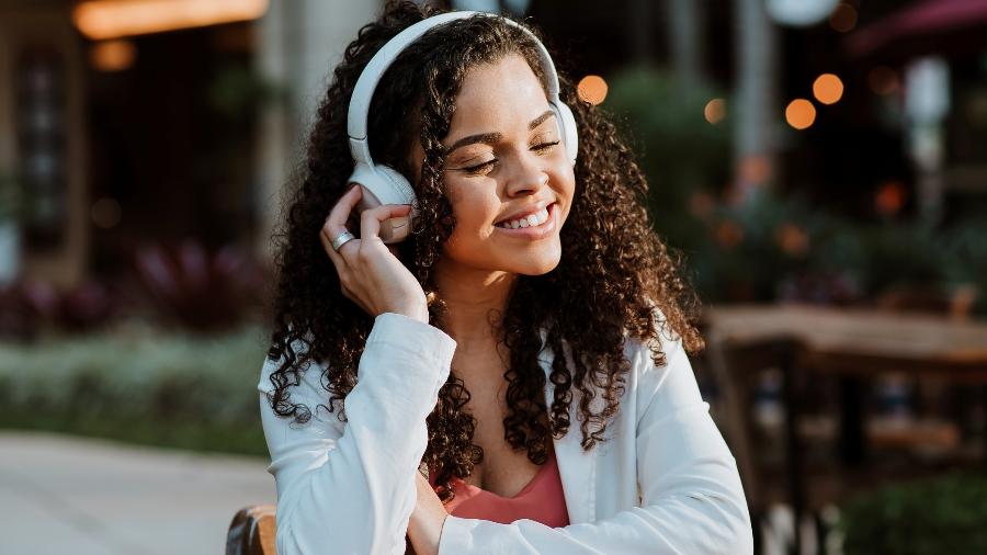 Comentários de quem já comprou um fone de ouvido podem te ajudar a escolher o aparelho ideal - Getty Images