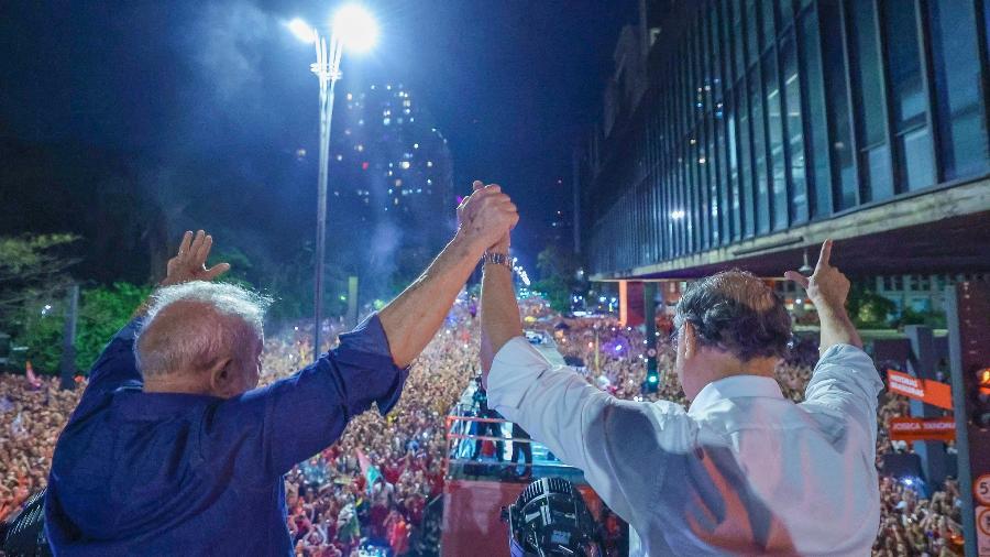 O presidente eleito Luiz Inácio Lula da Silva (PT) e o vice-presidente eleito Geraldo Alckmin (PSB) em comemoração na Av. Paulista, em São Paulo - Ricardo Stuckert